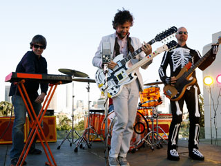 Flaming Lips’ Lead Jams Out With Dual Guitars